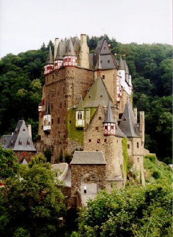 El Castillo Eltz visto desde el camino que lleva a su entrada.
