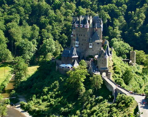 El Castillo Eltz visto desde la colina que lleva hasta él.