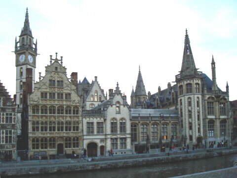 Algunos edificios antiguos en De Graslei, una calle de Gante (Bélgica).