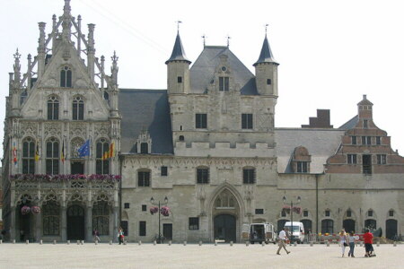 Vista general del ayuntamiento de Mechelen.