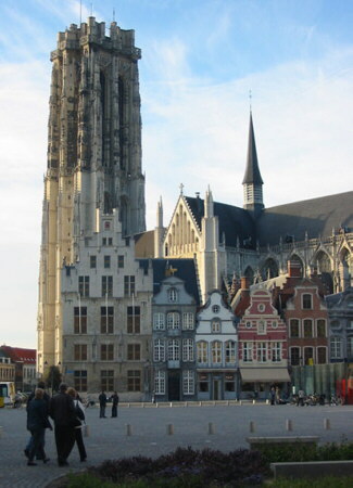 La plaza central de Mechelen con la Catedral de San Rombout al fondo.