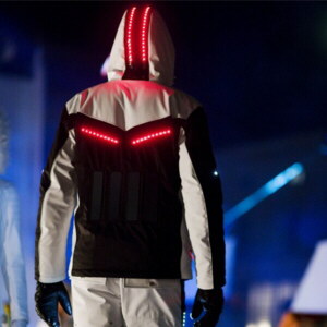Chaqueta con LEDs rojos.