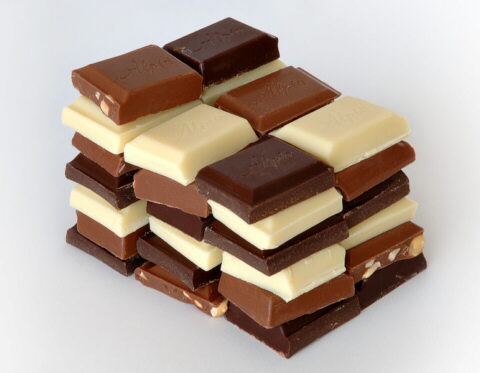 Trozos de chocolate apilados.