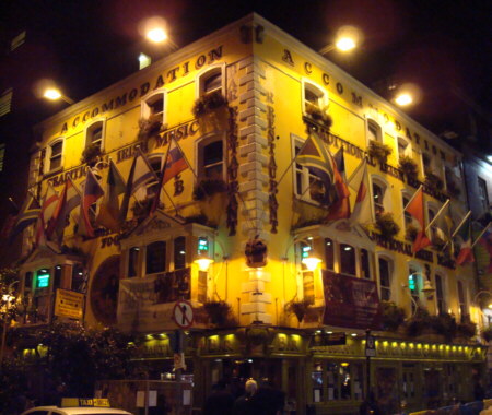 Típico pub del Temple Bar, con la fachada de color llamativo.