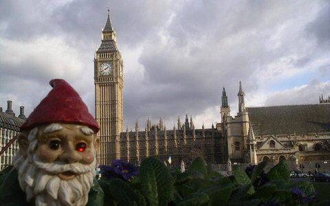 Gnomo fotografiado con el Big Ben al fondo.