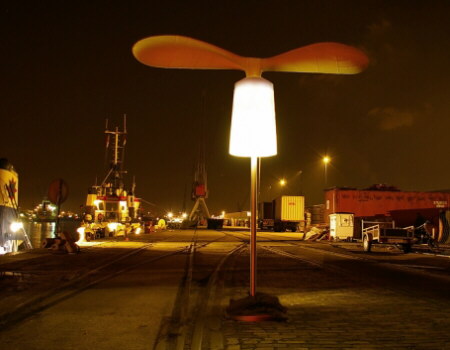 Foto de una farola que aprovecha la energía eólica para producir luz.