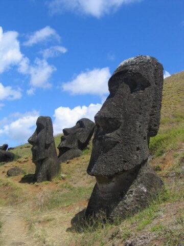 Tres moais de la Isla de Pascua.