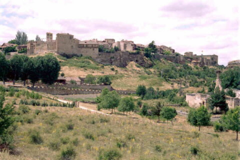 Pedraza y su muralla, vista general.
