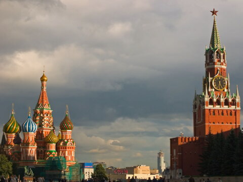 La Catedral de San Basilio frente a la Torre Spasskaya.