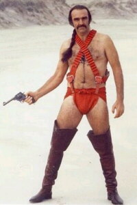 Sean Connery en la película Zardoz vistiendo un extraño traje rojo.