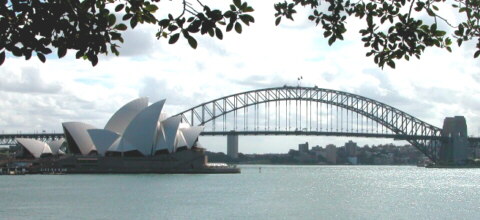 Fotografía del puerto de Sídney que muestra la Ópera de Sidney y el puente del puerto.