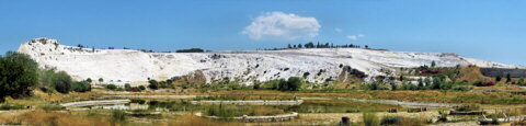 Vista de la colina blanca sobre la que está situada Hierápolis.