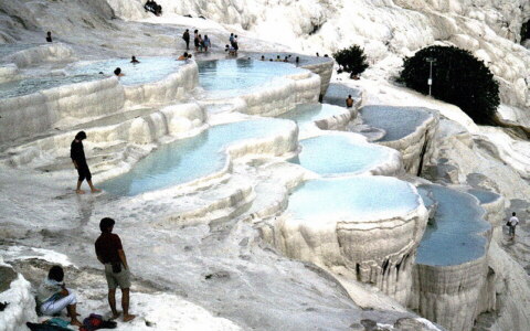 Vista general de una parte de la colina de Pamukkale.